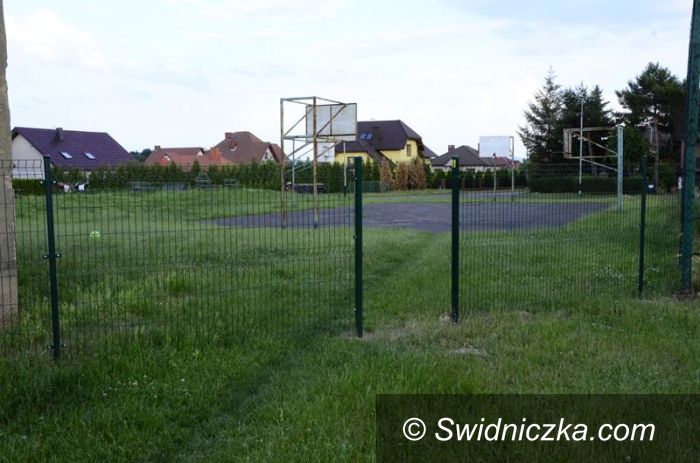 Żarów: Plac zabaw ogrodzony
