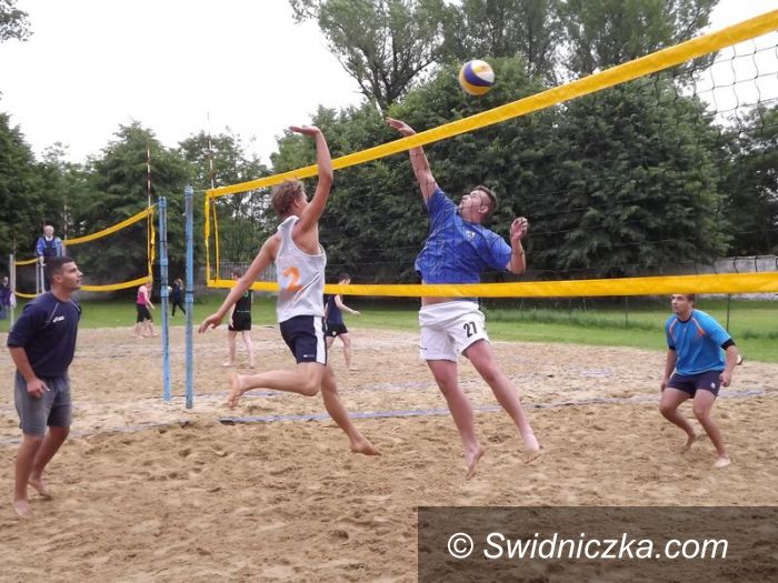 Świdnica: Grali w siatkówkę plażową