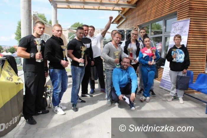 Świebodzice: Wyciskali sztangę