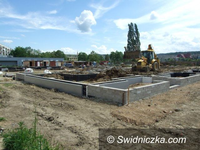 Świebodzice: Plac zabaw, nowa droga