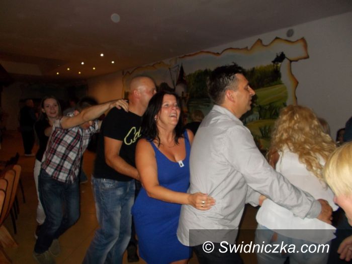 Świdnica: Potańcówka „Półmetek wakacji” – wstęp za artykuły szkolne