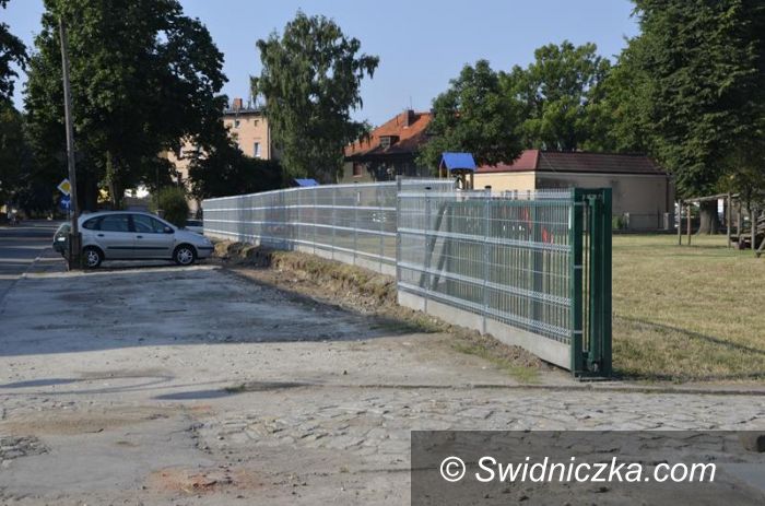 Żarów: Szkoła Podstawowa z nowym ogrodzeniem