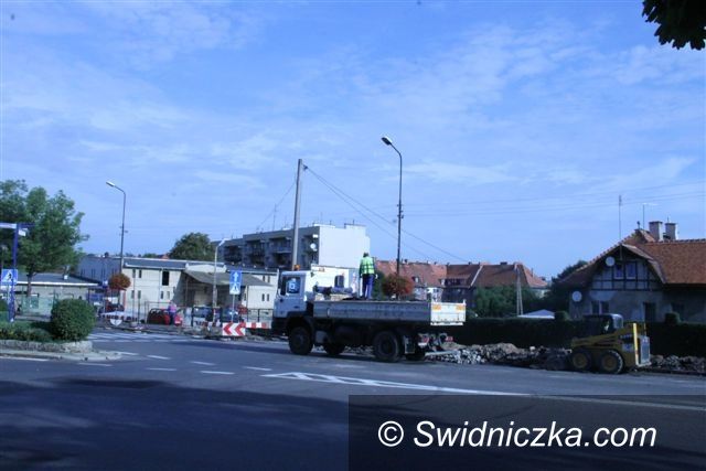 Świebodzice: Nowe słupy i oprawy oświetleniowe w Świebodzicach
