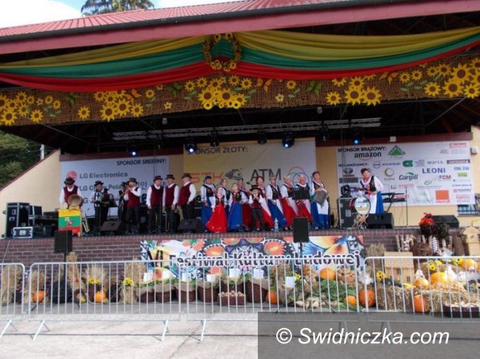 Strzegom: Zespół „Retro” na VI Festiwalu Kultury Ludowej w Kobierzycach