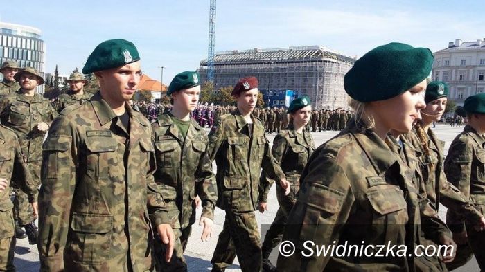 Strzegom: Licealiści z klasy mundurowej LO w Strzegomiu i strzelcy na pl. Piłsudskiego w Warszawie