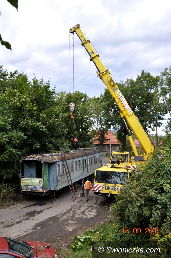 Jaworzyna Śląska: Zabytkowy wagon z Wałbrzycha odkopany