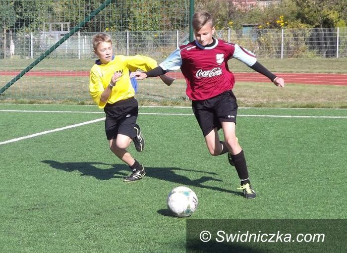 Świdnica: Gimnazjaliści grali w piłkę nożną
