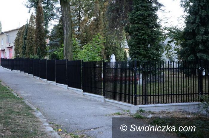 Żarów: Cmentarz radziecki z nowym ogrodzeniem