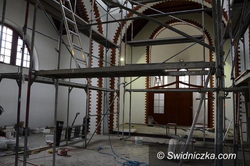 Żarów: Suchą nogą przez cmentarz