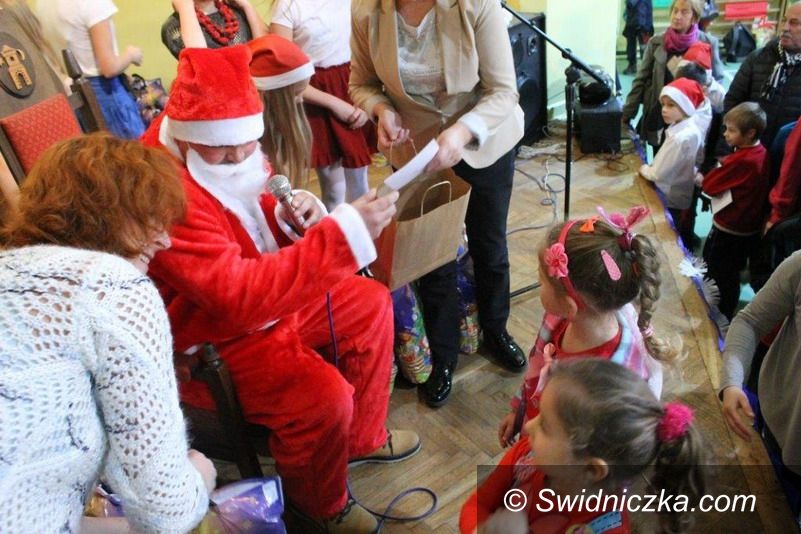 Świebodzice: Paczki i zabawa