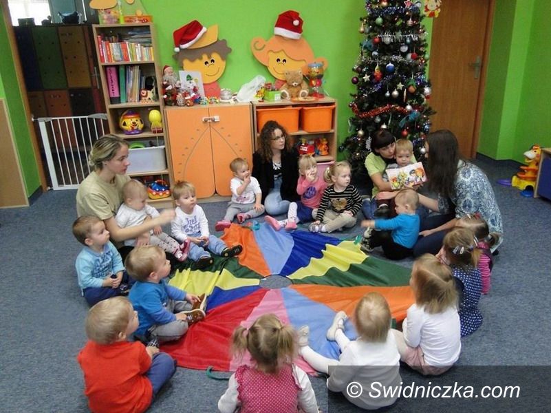 Świdnica: Wizyta uczennic klasy 1G ZSH–T w świdnickim żłobku