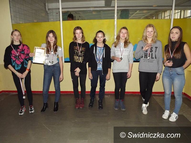 Świdnica: Udany start pływackiej sztafety