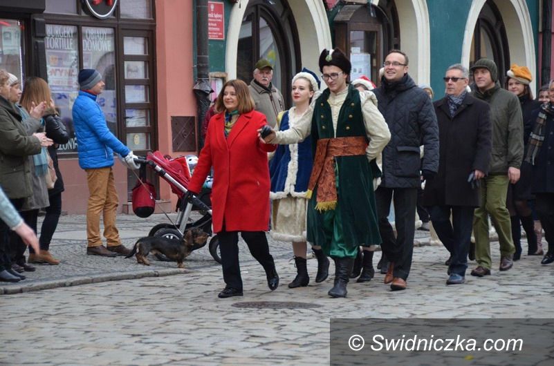 Świdnica: 12. Polonez na świdnickim rynku