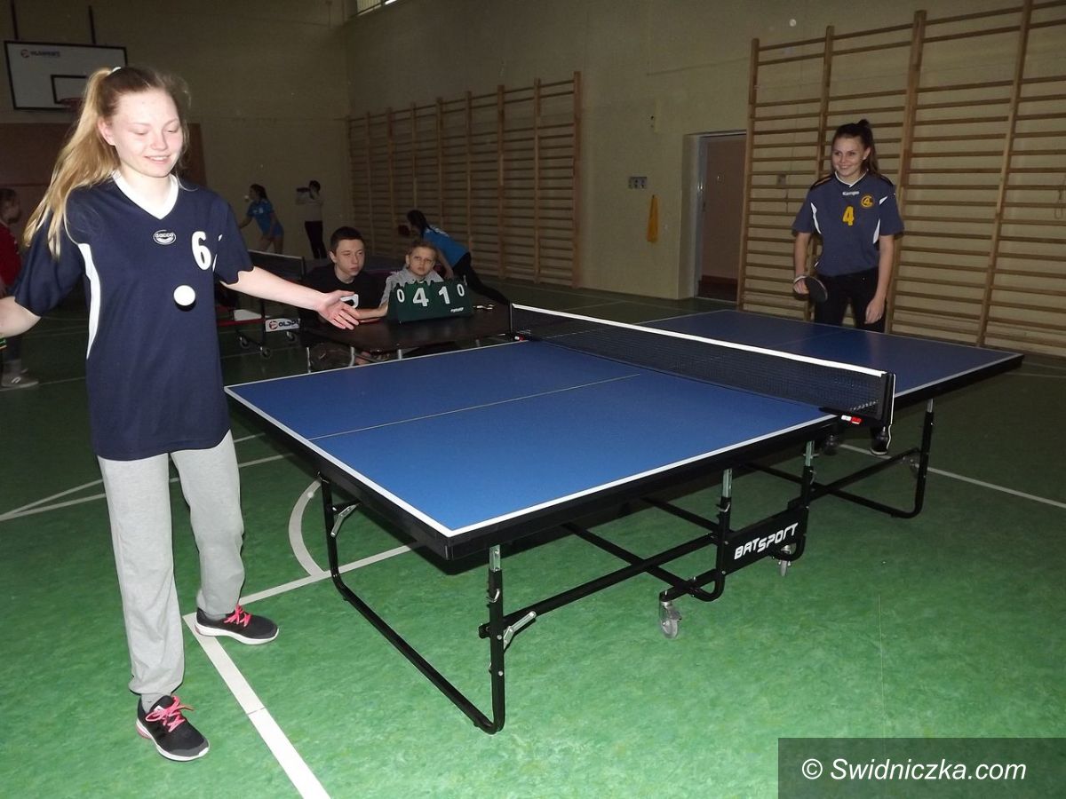Świdnica: Pingpongistki przy stołach