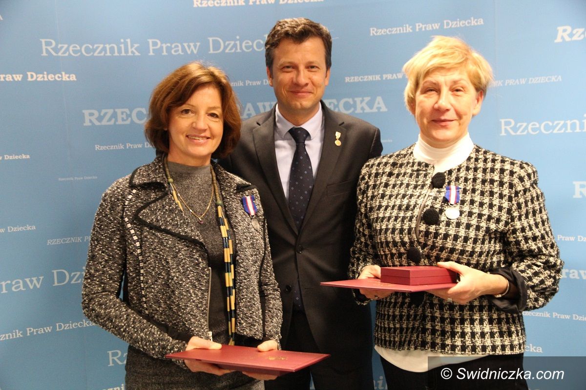 Świdnica: Świdnickie nauczycielki z honorowymi odznakami obrońców praw dziecka