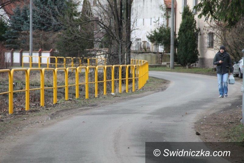 Świebodzice: Bariery ochronne przy Pełcznicy