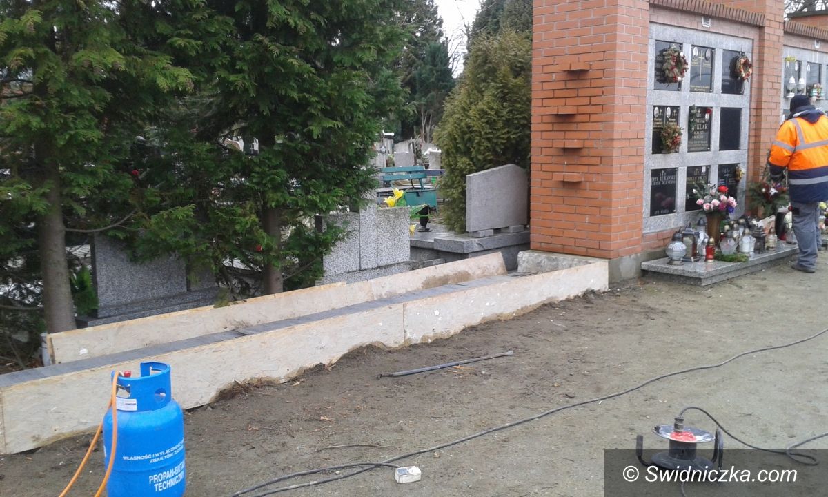Świdnica: Rozpoczęła się budowa muru urnowego