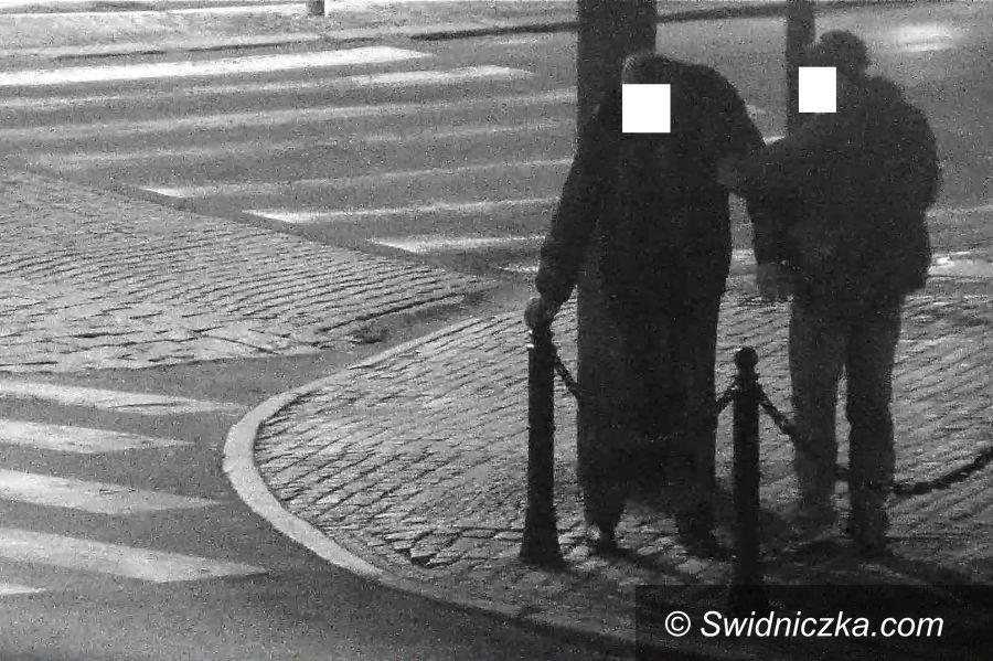 Świdnica: Wieczorową porą na pl. Grunwaldzkim