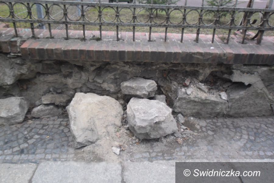 Świdnica: Walący się mur