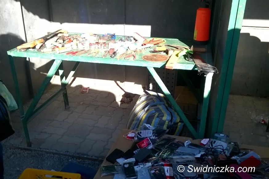 Świdnica: Strażnicy odzyskali towar oraz fanty z kradzieży na działkach