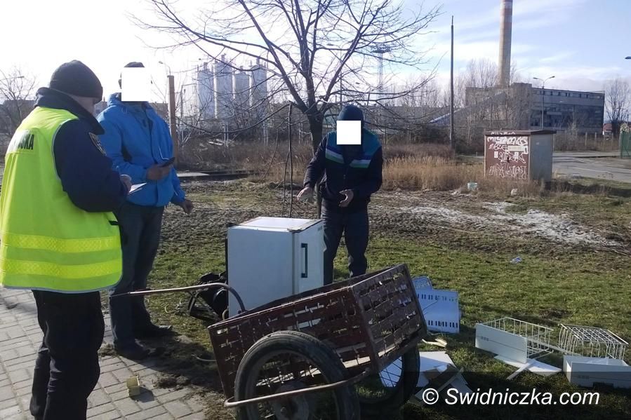 Świdnica: Odzyskiwali złom, zaśmiecili ul.Przemysłową