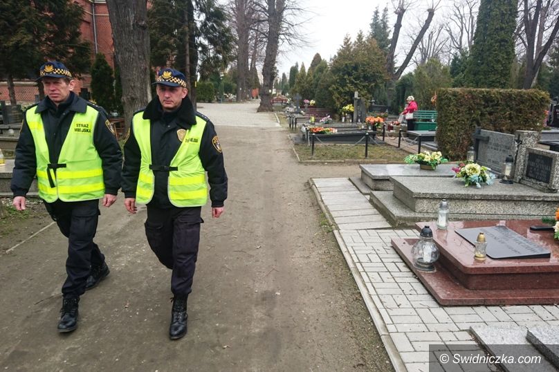 Świdnica: Strażnik pomoże odwiedzającym cmentarze