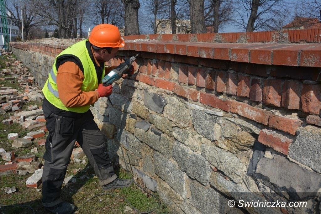 Strzegom: Mur wizytówką cmentarza