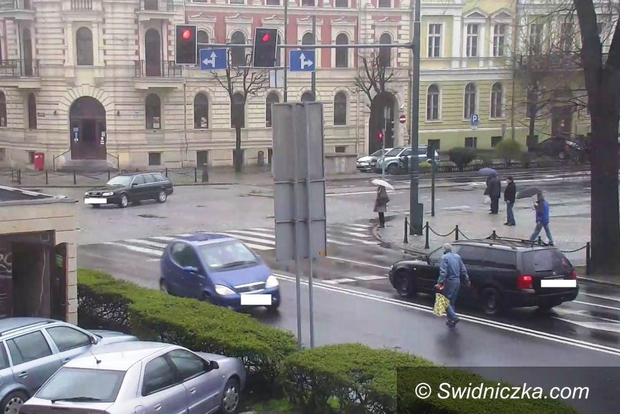 Świdnica: Wkroczył na jezdnię wprost pod nadjeżdżające samochody