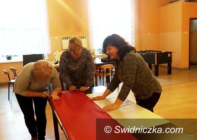 Świdnica/Region: Przystapili do szycia flag