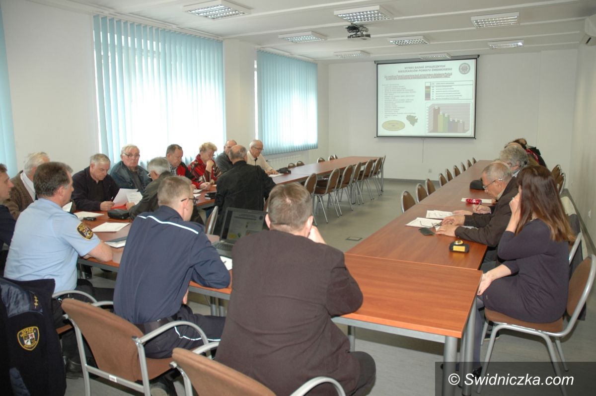 Świdnica: Policjanci spotkali się z "działkowcami", by rozmawiać o zagrożeniach