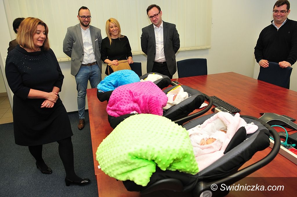 Świdnica: Prezydent miasta spotkała się ze świdnickimi trojaczkami