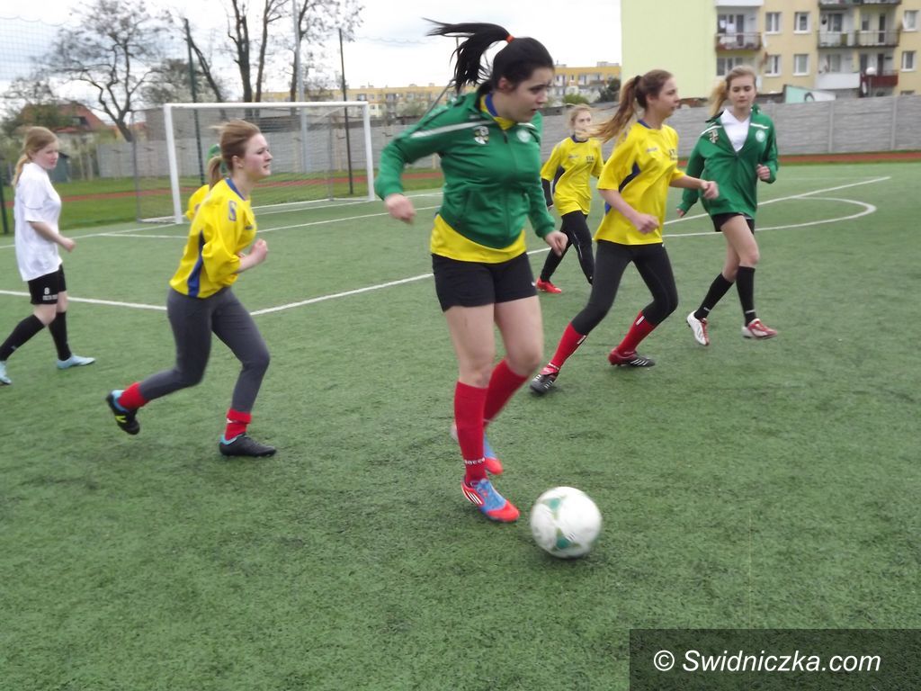 Świdnica: Gimnazjalistki w piłkę kopią