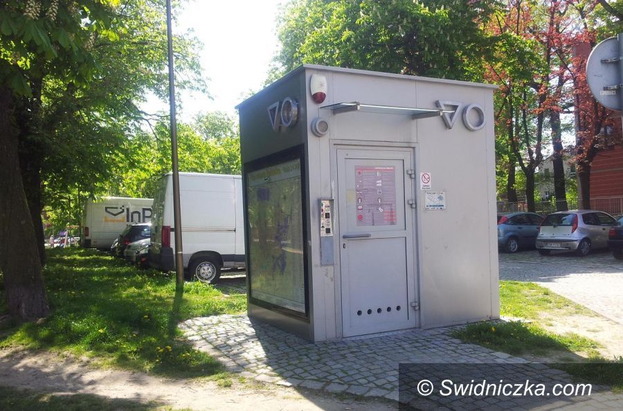 Świdnica: Zatrzasnął się w szalecie miejskim