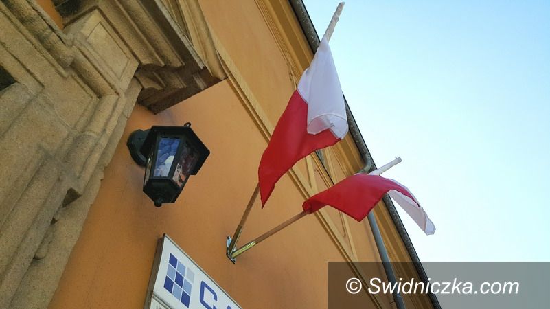 Strzegom: Flaga biało–czerwona jak „świeża bułeczka”