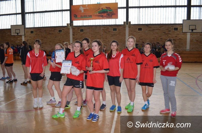 Świebodzice: Szczypiornistki z LO w Świebodzicach w finale dolnośląskim