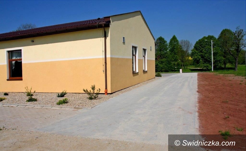 Dobromierz: Dobromierz: Droga do boiska już gotowa
