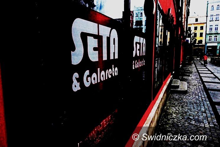Świdnica: Mężczyzna z nożem wieczorową porą