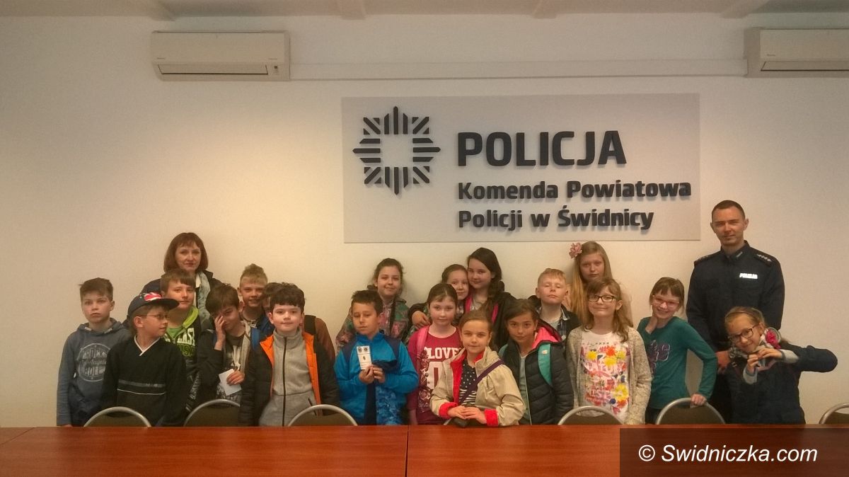 Świdnica: Trzecioklasiści odwiedzili komendę w Świdnicy