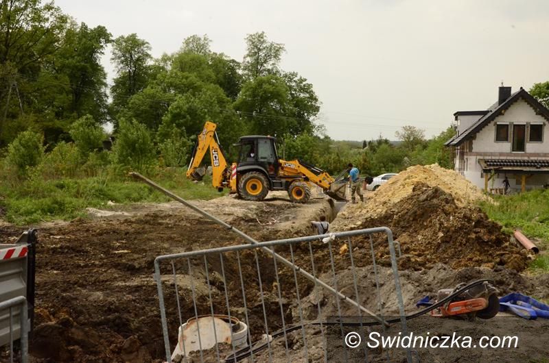 Żarów: Trwa kolejny etap budowy sieci wodociągowej przy ul. Parkowej