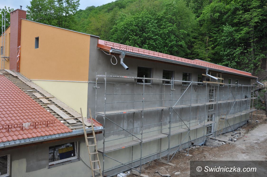 Świdnica: Sala w Bystrzycy na finiszu