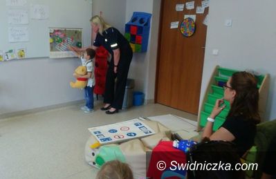 Świdnica: Policjantka z wizytą u przedszkolaków