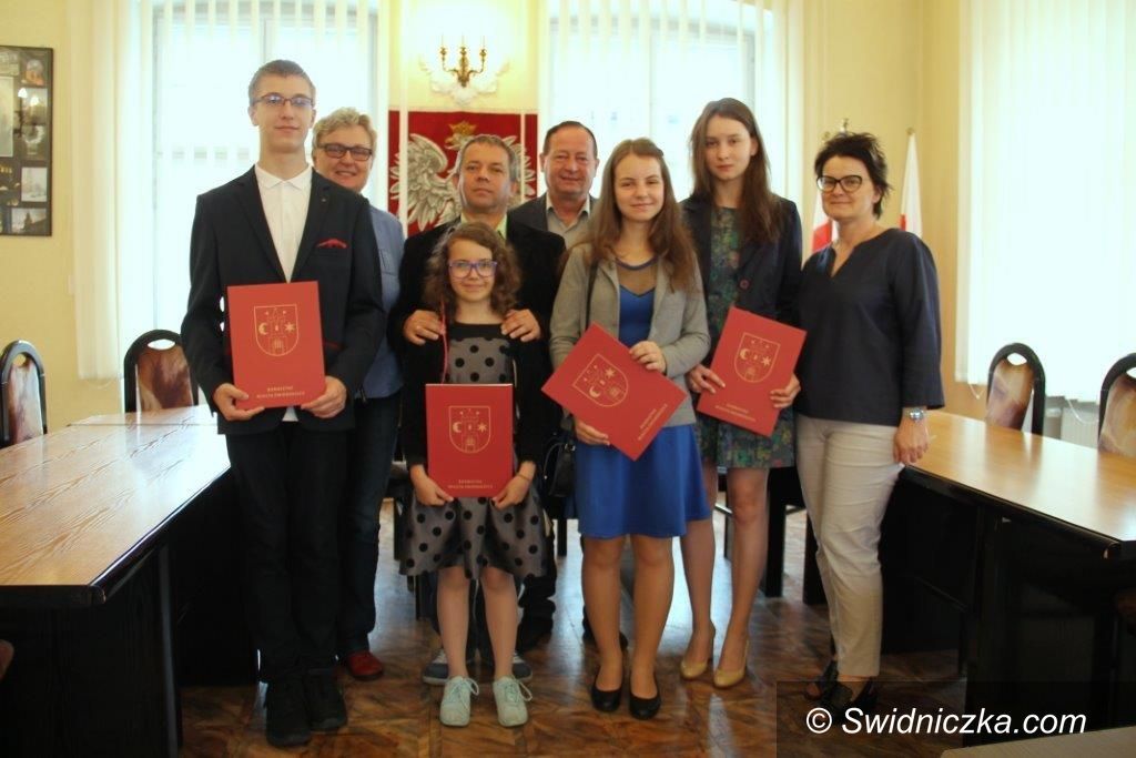 Świebodzice: Stypendyści u  burmistrza