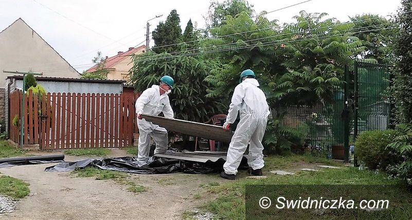 Strzegom: Trwa usuwanie azbestu