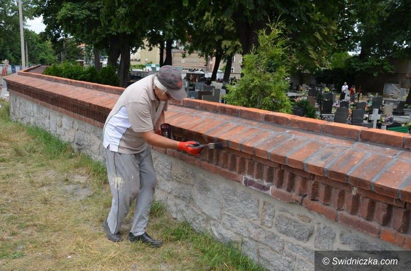 Strzegom: Wyremontowali mur na cmentarzu