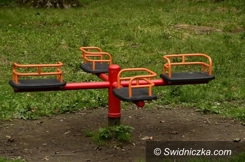 Żarów: Nowe urządzenia na placach zabaw
