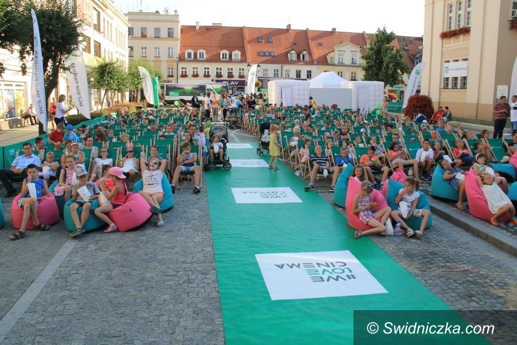 Świebodzice: Filmowo pod ratuszem