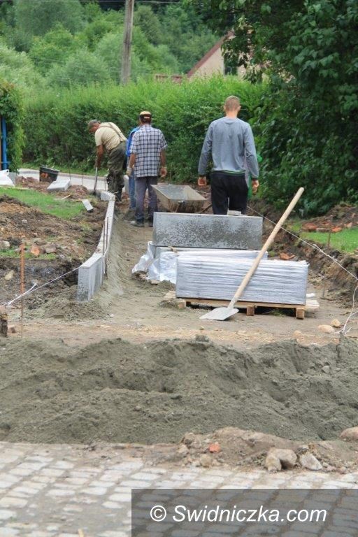 Świebodzice: Chodnik na WSK już jest