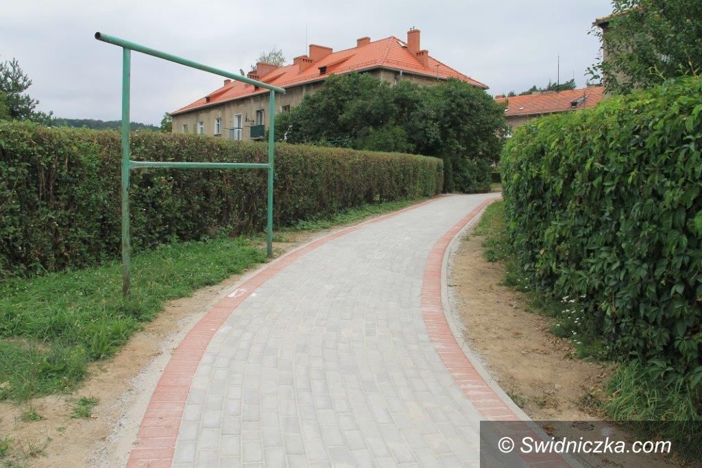 Świebodzice: Jest chodnik, będą poręcze