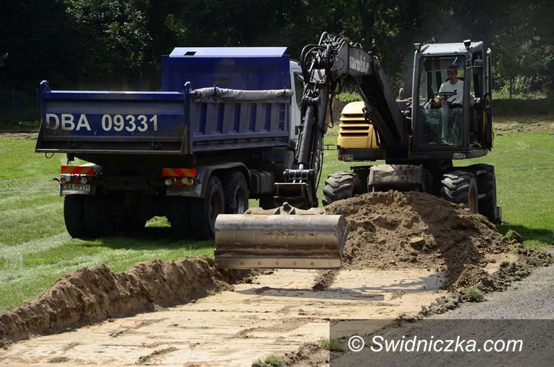 Żarów: Ruszyła modernizacja boiska treningowego w Żarowie