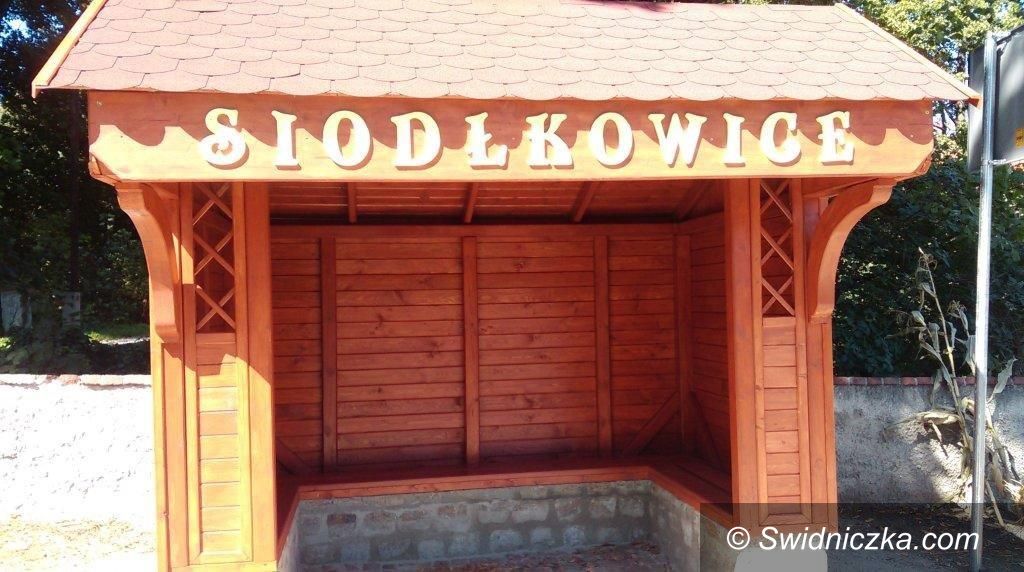 Dobromierz: Nowe wiaty przystankowe